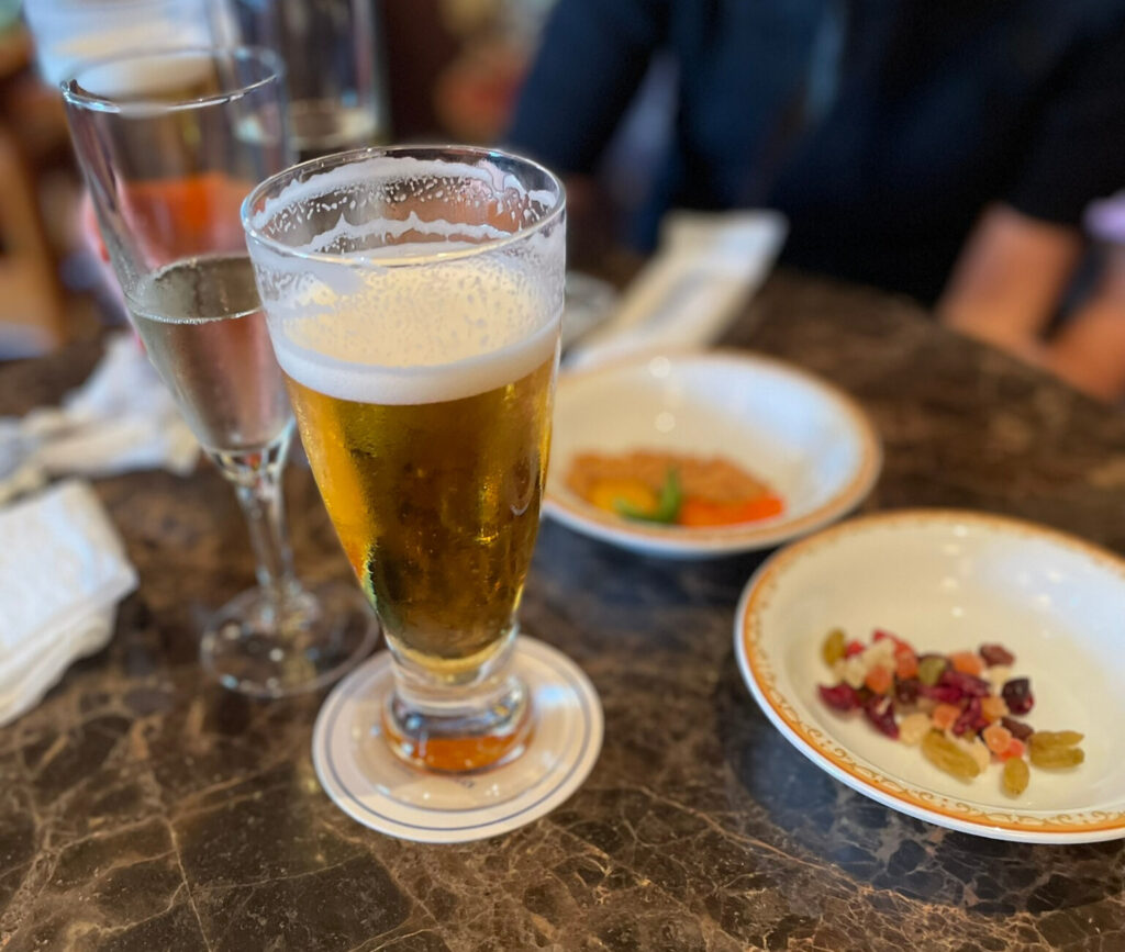 マーセリンサロンのカクテルタイムで提供されるビールと前菜