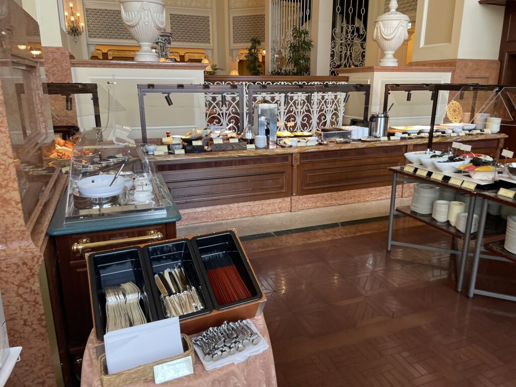 ドリーマーズ・ラウンジの朝食ビュッフェ台。