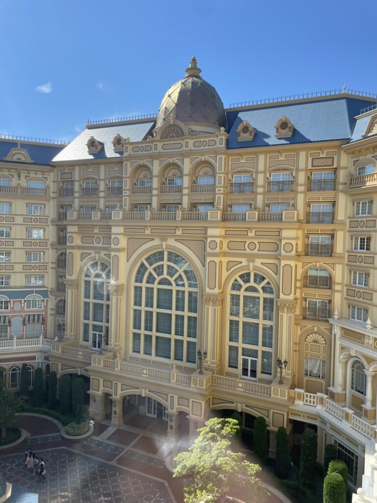 ディズニーランドホテルの外観を上から見た風景