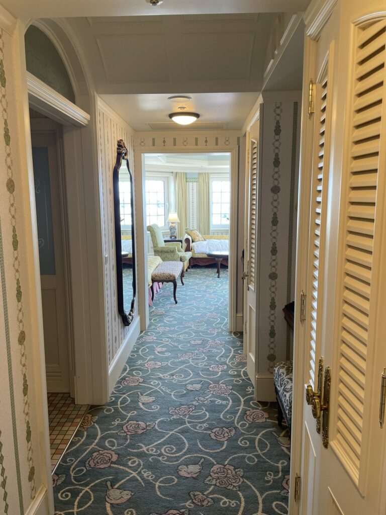 タレットルームの入口側から見た部屋の全景。窓が多く明るい印象
